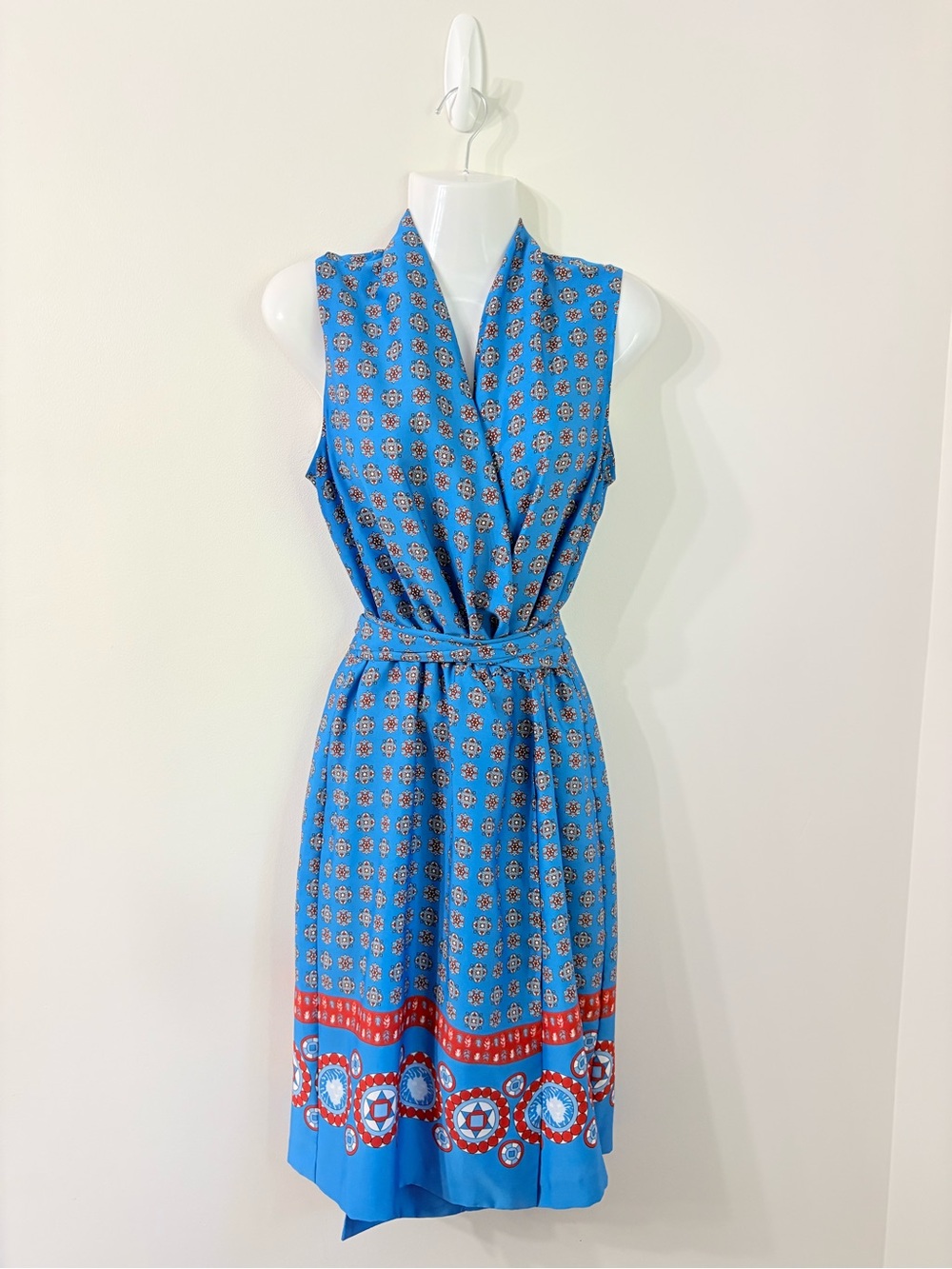 ANNE KLEIN Satin Blue Medallion Print Sleeveless Wrap Style Dress Resort Chic
